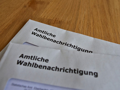 两封带有官方投票卡的信件(信封上用德语写着“amtliche Wahlbenachrichtigun