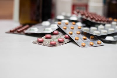 收集瓶子和药丸