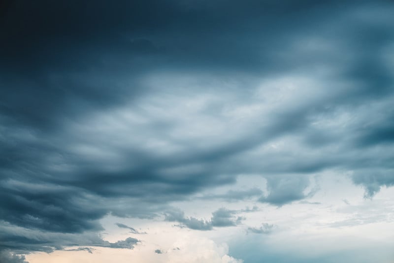 戏剧性的cloudscape。在下雨前，阳光能穿透乌云。阴雨绵绵的坏天气。风暴警告。自然灰色的积雨云