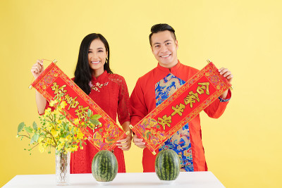 一对夫妇庆祝农历新年
