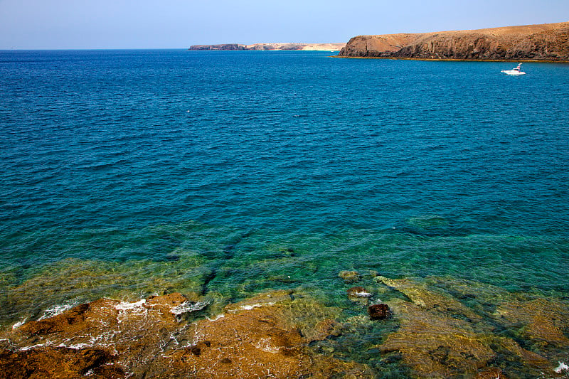 海岸西班牙麝香塘海滩水游艇和夏季