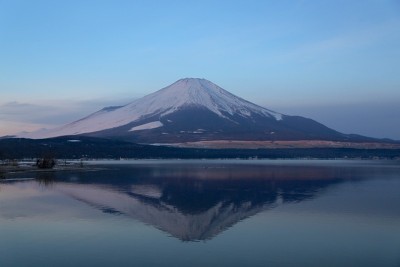 冬日黎明时分的富士山