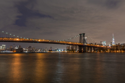布鲁克林、曼哈顿和威廉斯堡大桥的夜景。长曝光照片拍摄。
