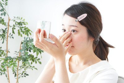 年轻女子在房间里休息