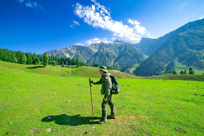 在索纳玛格山徒步旅行