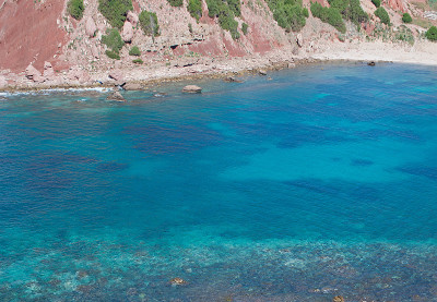 碧绿的大海和岩石