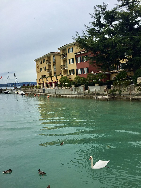 加尔达湖(意大利语:Lago di Garda)是意大利最大的湖。它是意大利北部一个很受欢迎的度假胜