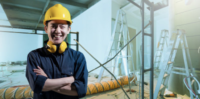 工程师工人肖像在建设家居装修工地，室内工业安全。