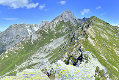 在蓝天下的岩石山峰的大视图