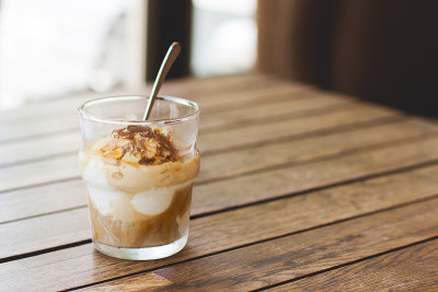 木桌上的玻璃杯里放着美味的affogato