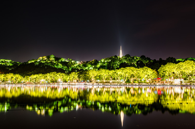 西湖在夜里