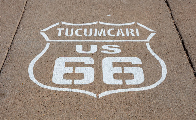 66号公路，Tucumcari美国，新墨西哥州。路上标牌标牌，艳阳天。
