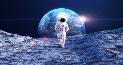 勇敢的宇航员在行星表面慢动作奔跑。