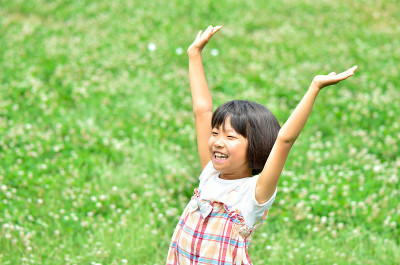 芝生広場で遊ぶ女の子