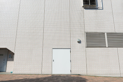 沿街道、墙和门的人行道