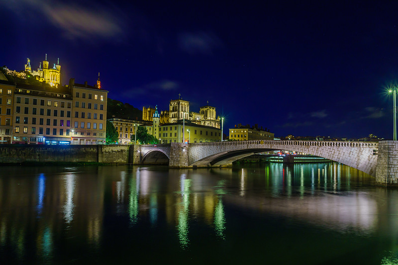 夜景Saone，圣约翰和巴黎圣母院，在里昂