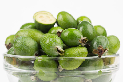 Feijoa水果在白色的背景