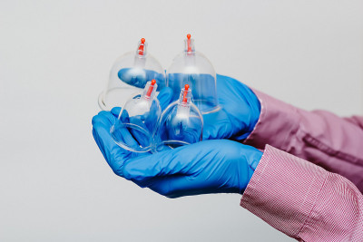 真空泵和罐的hijama。武器。在白色的背景上