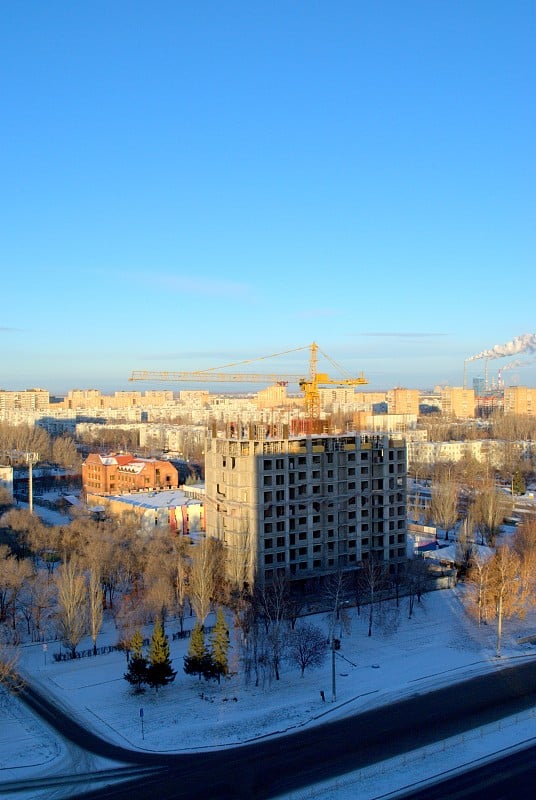 图里亚蒂被白雪覆盖的城市全景