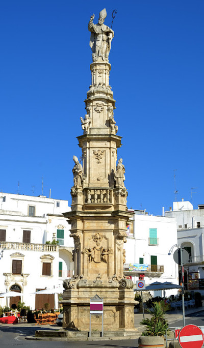 主广场上的圣奥伦佐塔尖。Ostuni