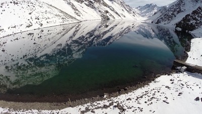智利滑雪场的山脉和泻湖景观