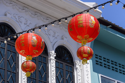 泰国普吉岛老城，传统的红色灯笼在主要商业街伸展，庆祝中国农历新年