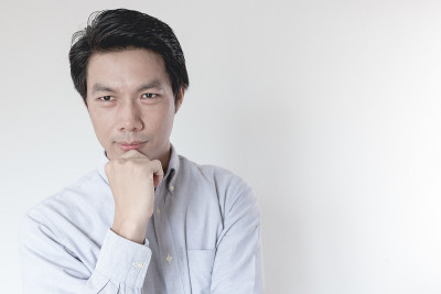 年轻的亚洲人在思考
