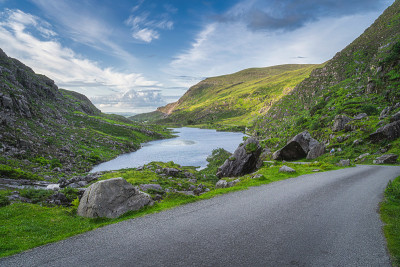 美丽的风景，湖泊，绿色的山丘和蜿蜒的道路在Gap的Dunloe，黑谷