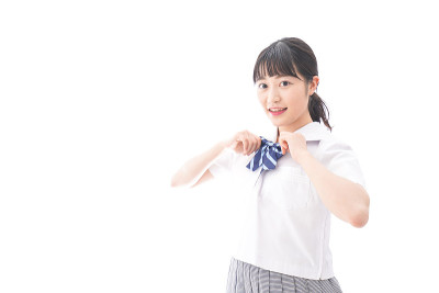 年轻学生穿著制服