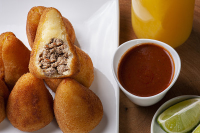 牛肉coxinha。巴西美食的开胃菜在酒吧和派对。