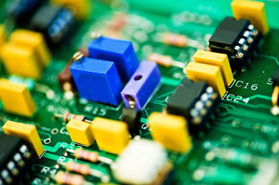 带有集成电路和电子元件的印刷电路板(PCB)