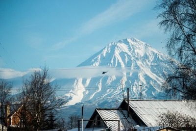 小直升机和火山