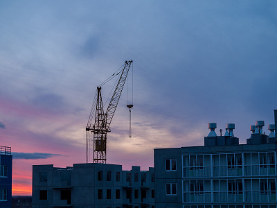 高层起重机在城市高层建筑的建设中，以其为背景