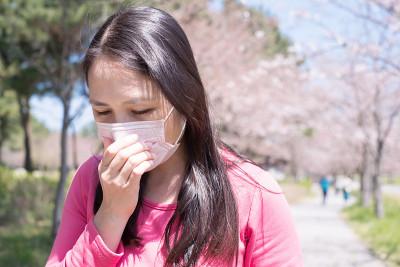 患有花粉病的妇女