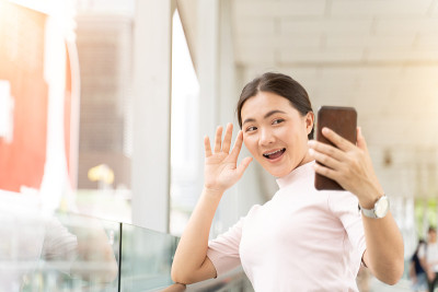 在城市里用智能手机的快乐女人