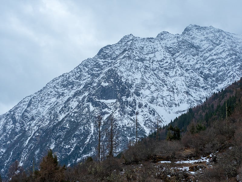 四姑娘山(四姐妹山，东方阿尔卑斯山)的景观，在阿加瓦族羌族自治州，中国四川省。