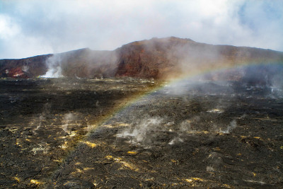 蒸汽弓在加热的火山口上。