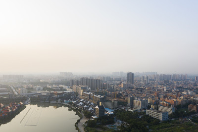 清晨笼罩在城市上空的薄雾还没有消散。