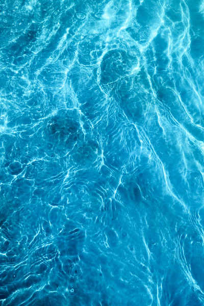 涟漪水，太阳反射水背景。