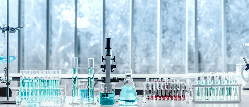 拥有实验室玻璃器皿和显微镜的实验室科学和化学背景