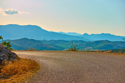 道路拐弯，塞萨利山谷全景