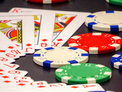 从Ace到King的方块牌，带有扑克筹码