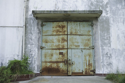 discard factory‘s door