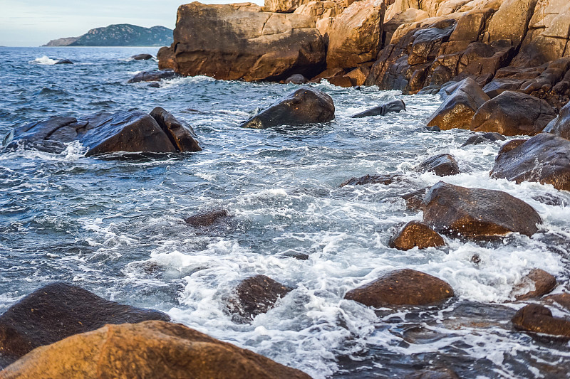 水獭洞，永海，潘朗美丽的海岸线全景，越南