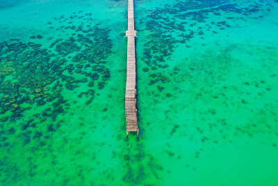 美丽的热带岛屿koh Kham，白色沙滩与火山岩石，靠近koh Mak，泰国