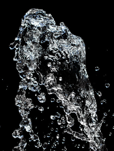 水溅在黑色的背景上