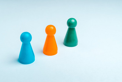 白色背景上的一组彩色棋子