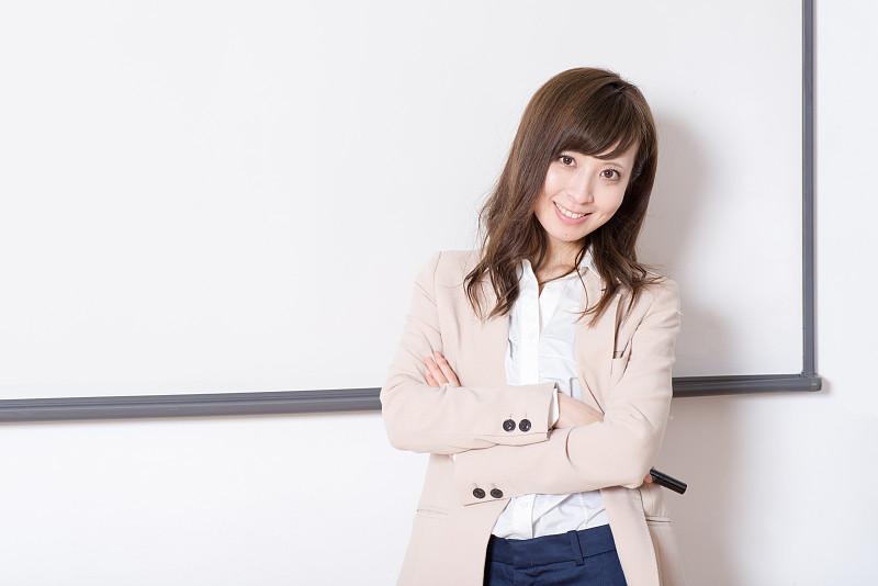 一个在教室里开研讨会的日本女人