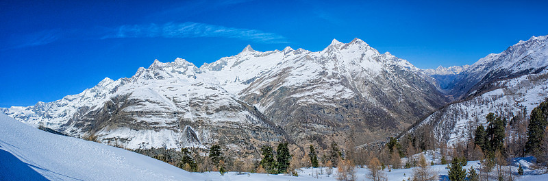 瑞士泽马特雪山马特洪峰美景尽收眼底。