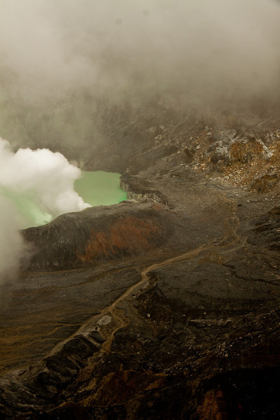 Poas火山在一个沉重的尘埃